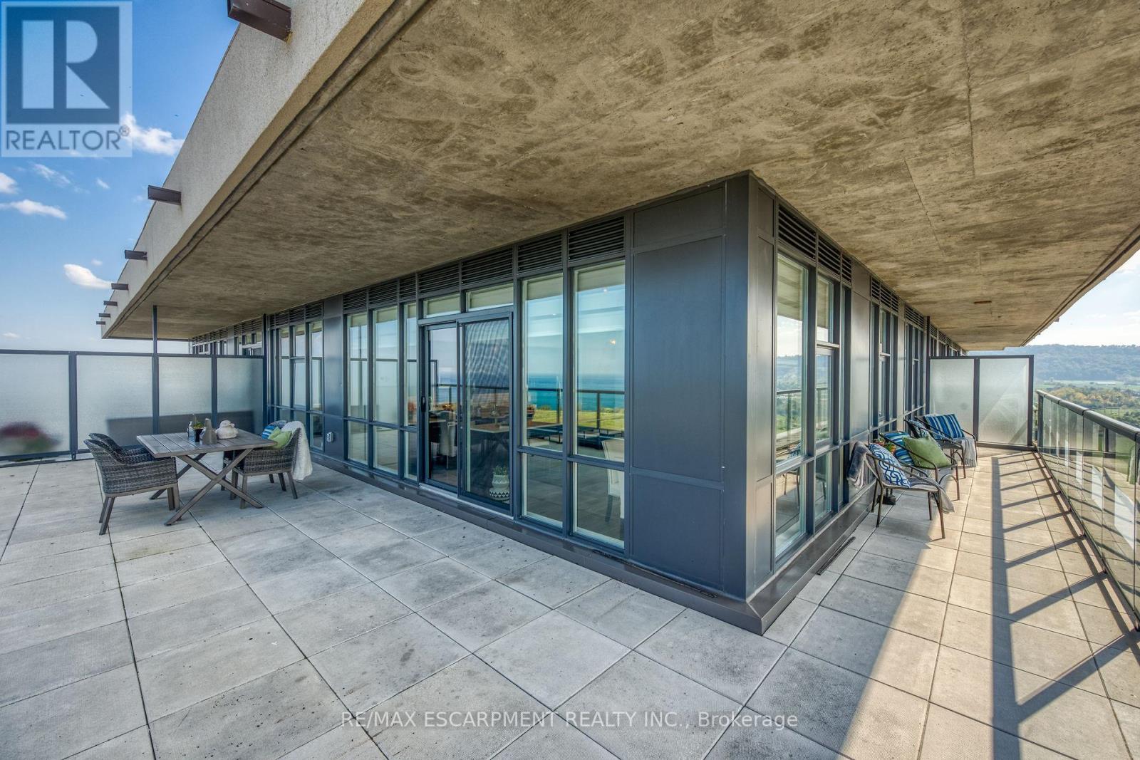 #1404 -550 NORTH SERVICE RD, #1404