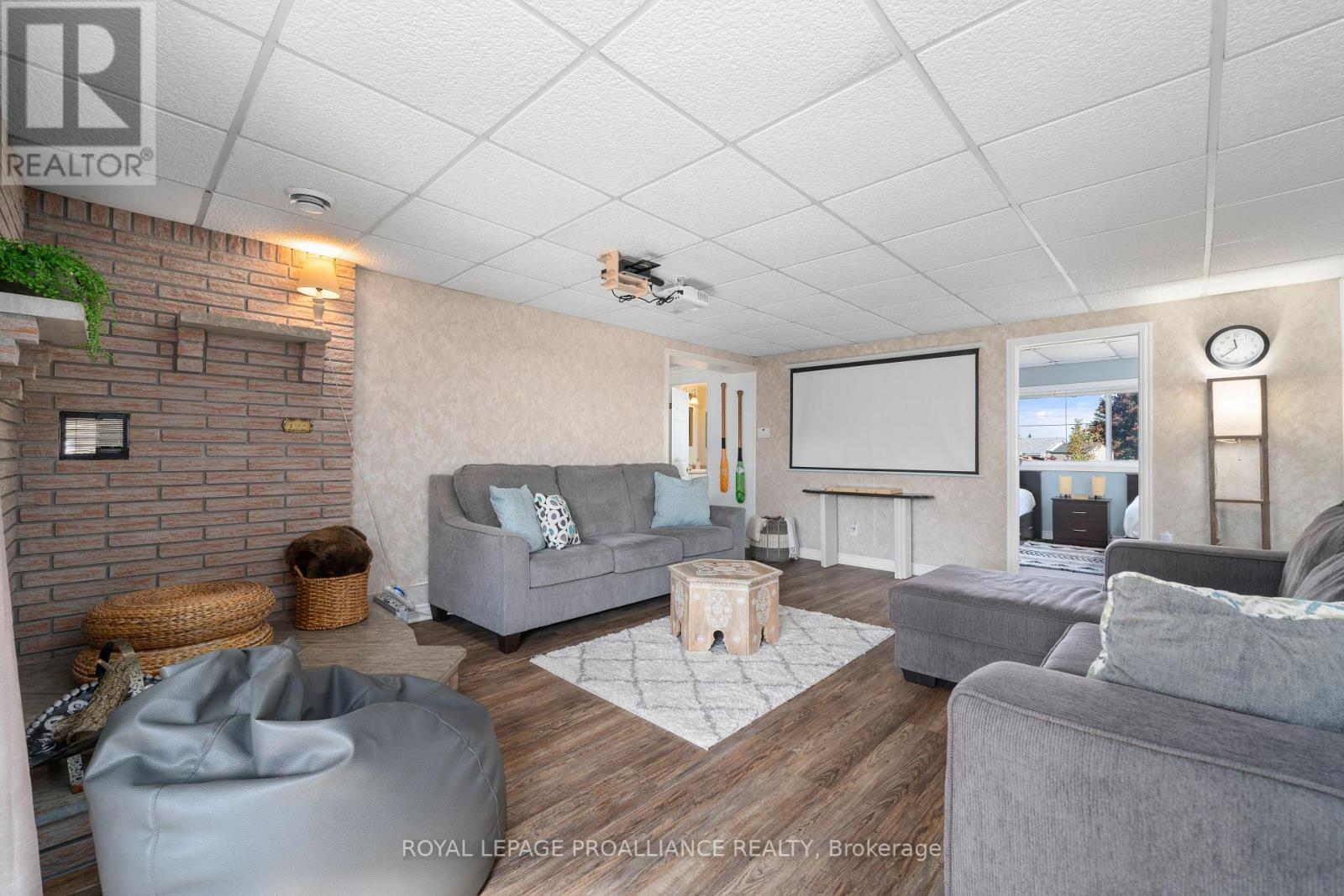 35 PEATS POINT RD