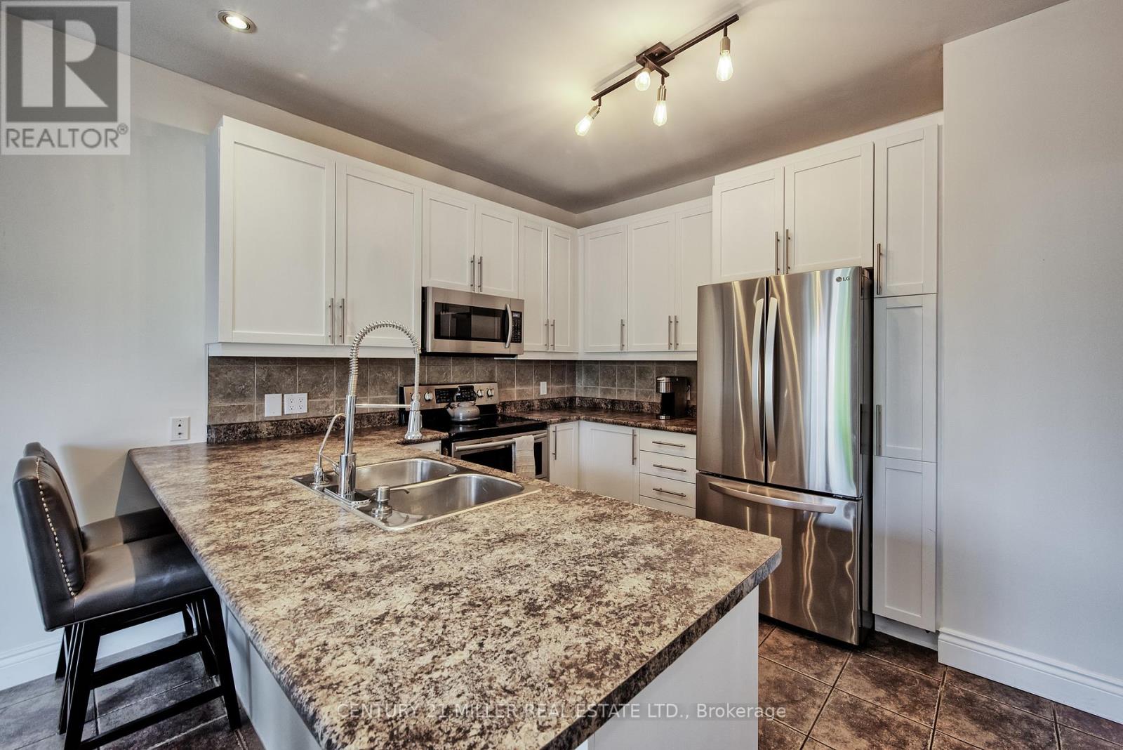 54 HICKORY CRES
