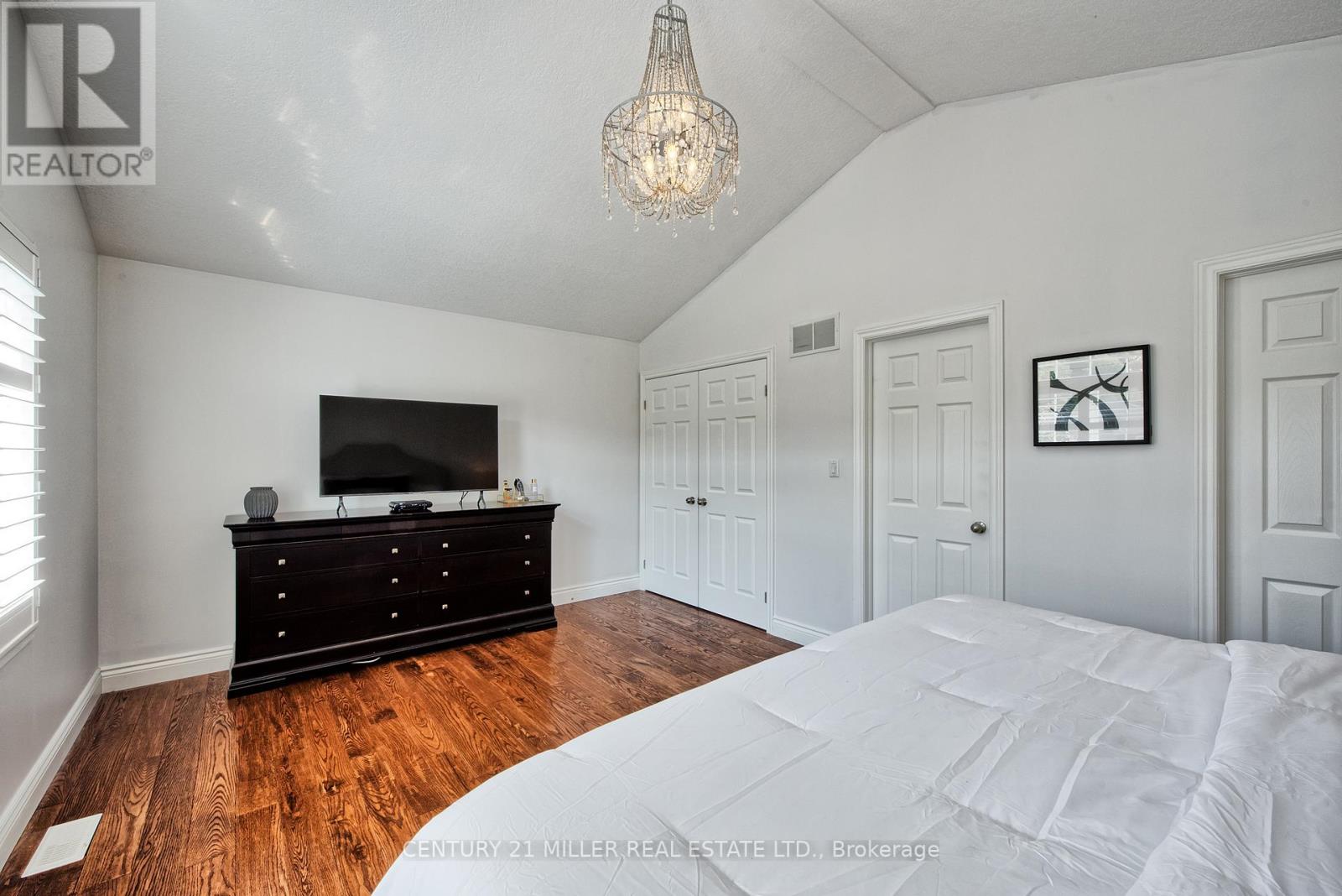 54 HICKORY CRES