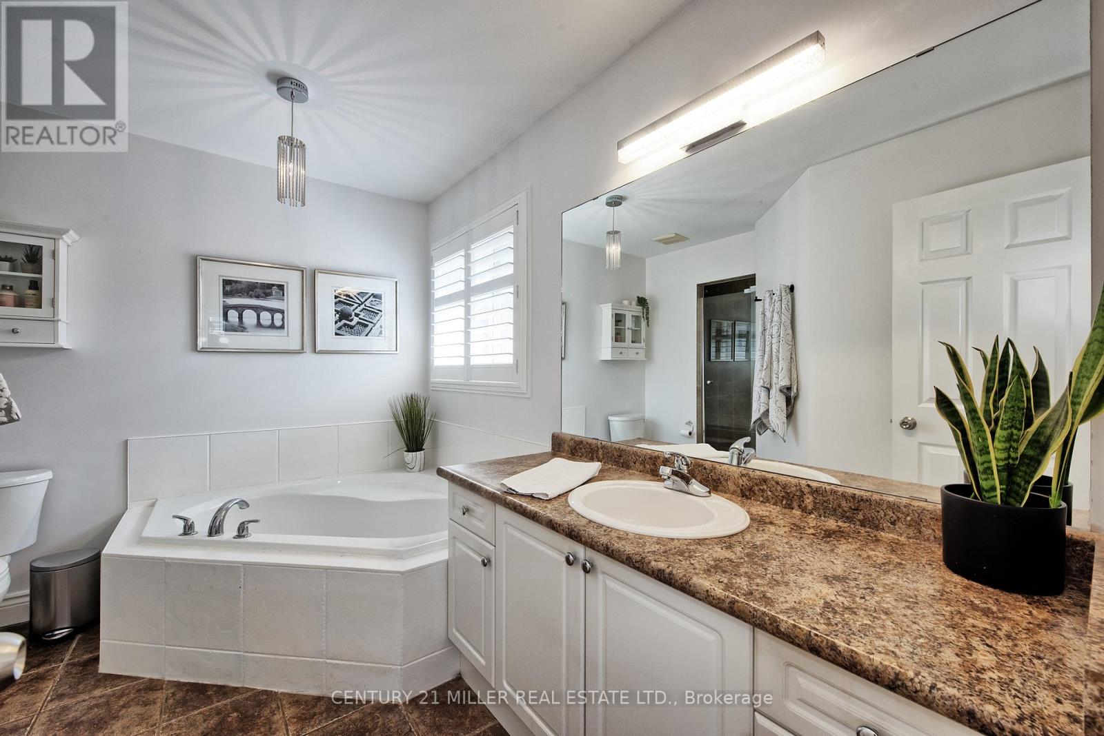 54 HICKORY CRES