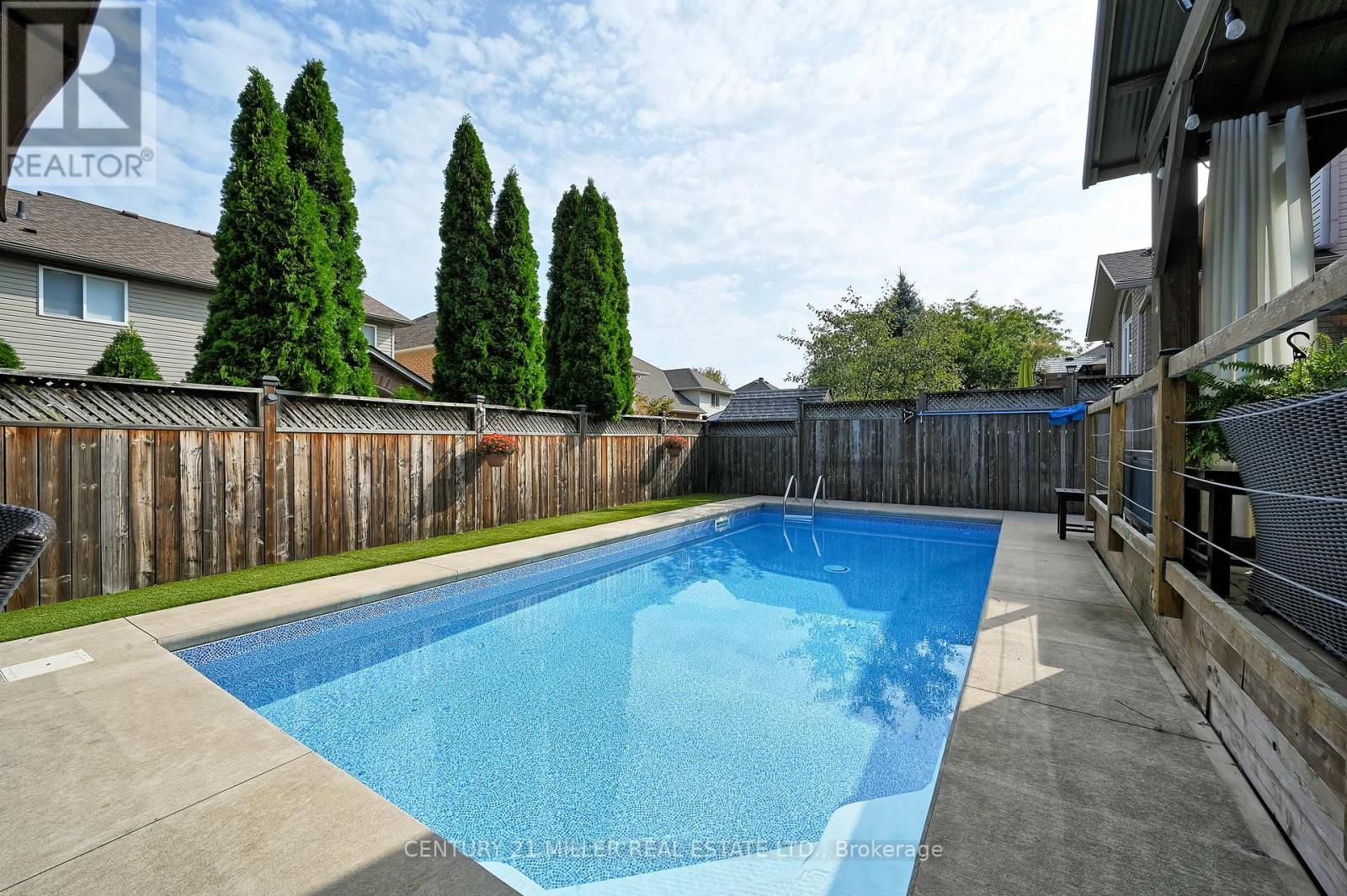 54 HICKORY CRES