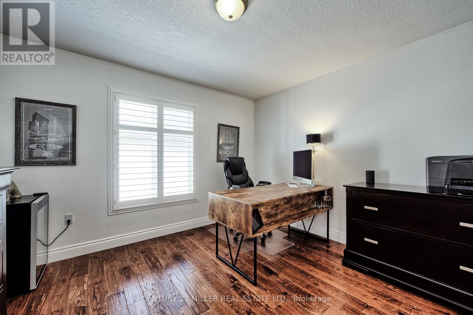 54 HICKORY CRES