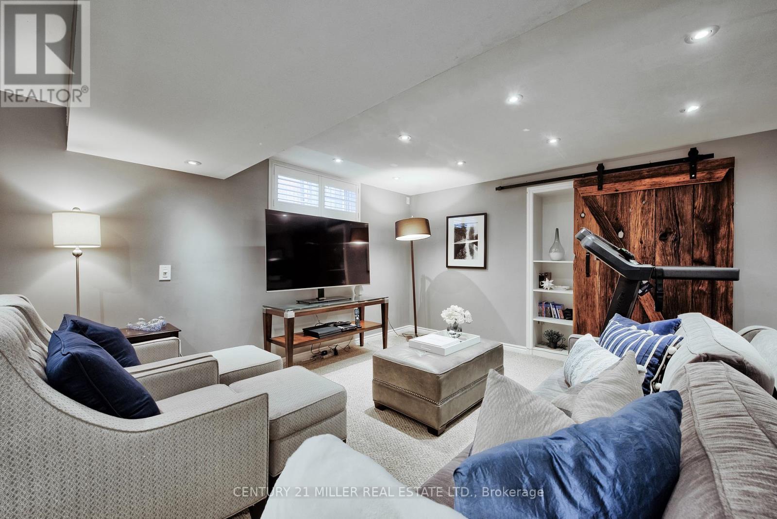 54 HICKORY CRES