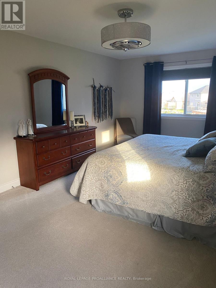 62 FARMINGTON CRES