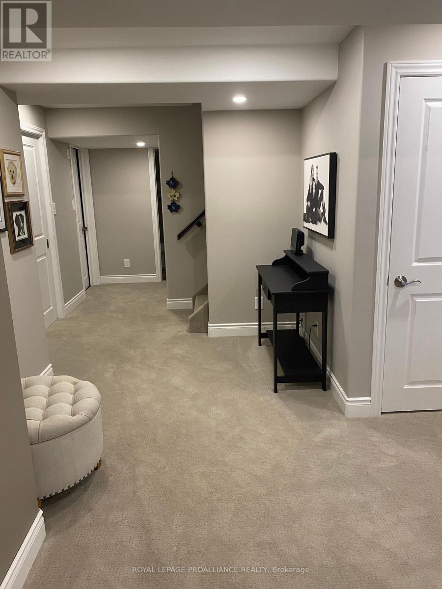 62 FARMINGTON CRES