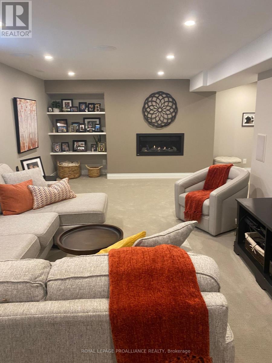 62 FARMINGTON CRES