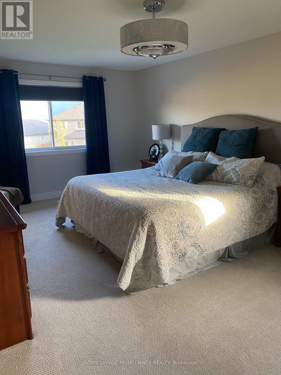 62 FARMINGTON CRES