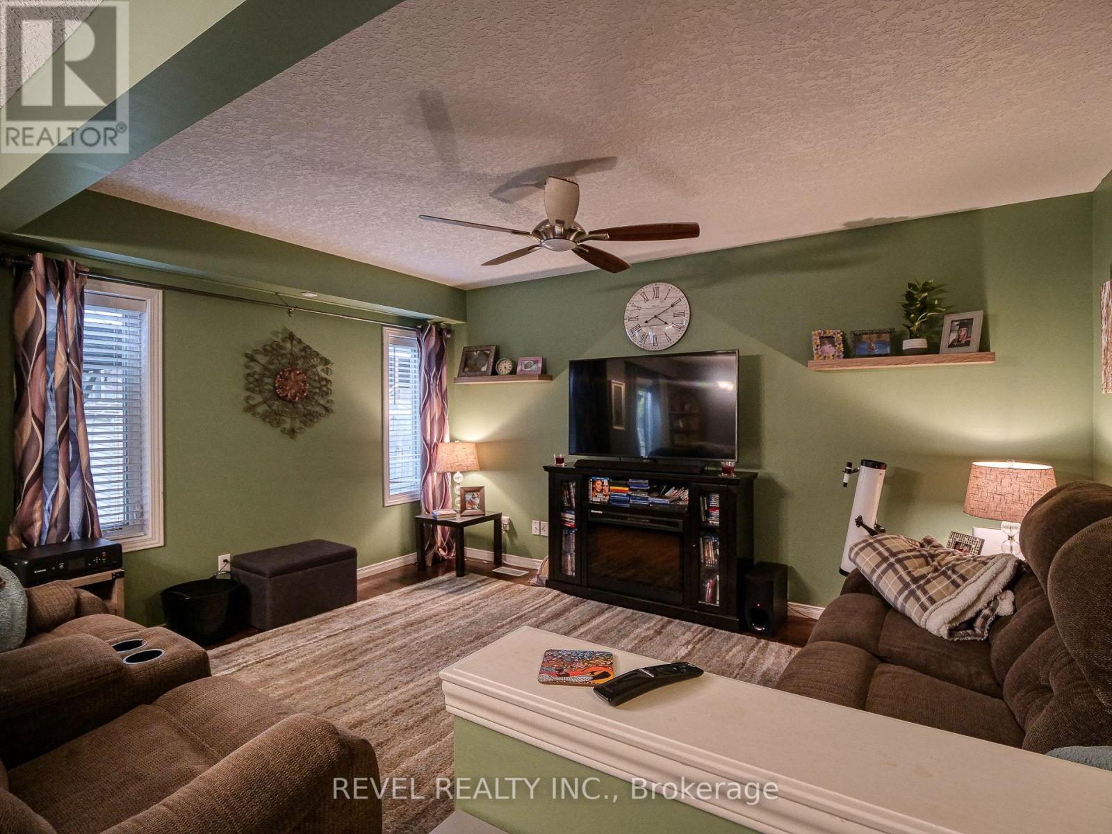 1055 MARQUETTE DR