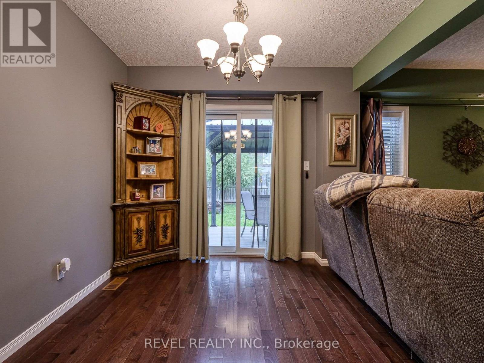 1055 MARQUETTE DR