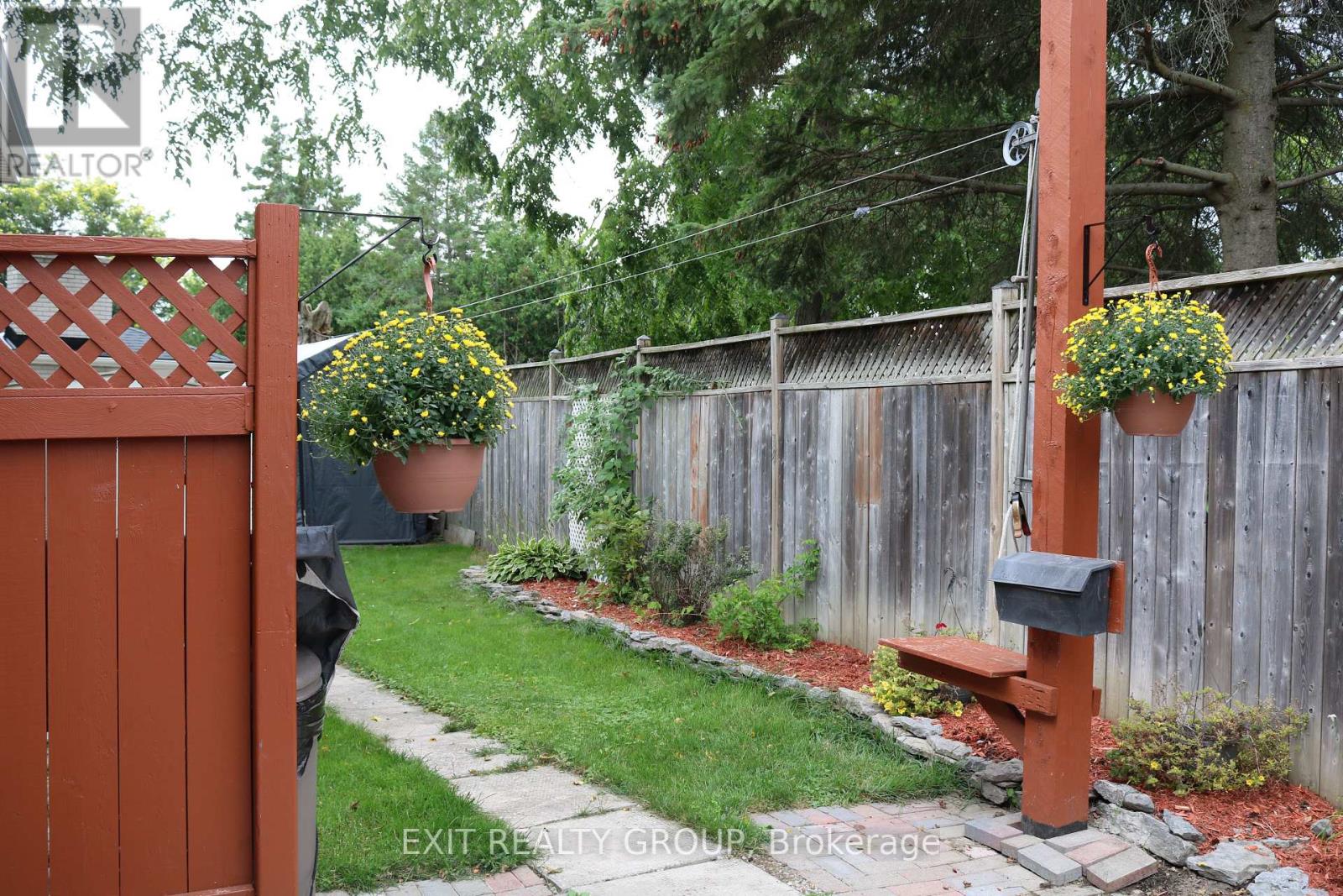 44 LEXINGTON CRES