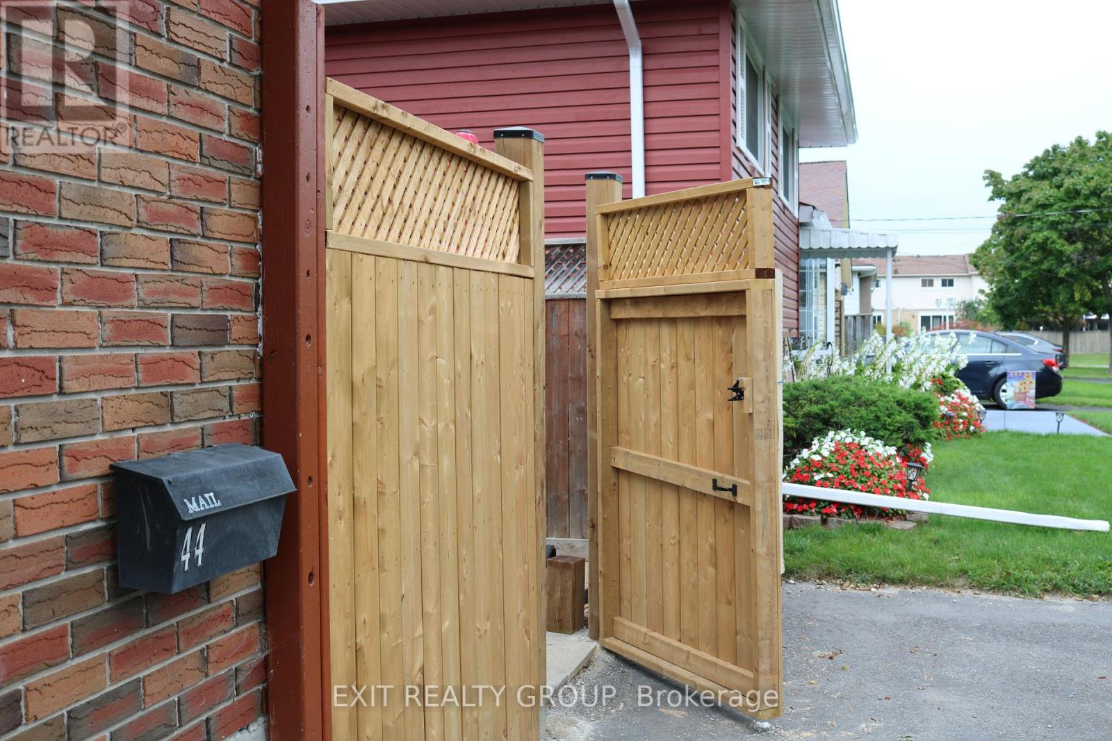 44 LEXINGTON CRES