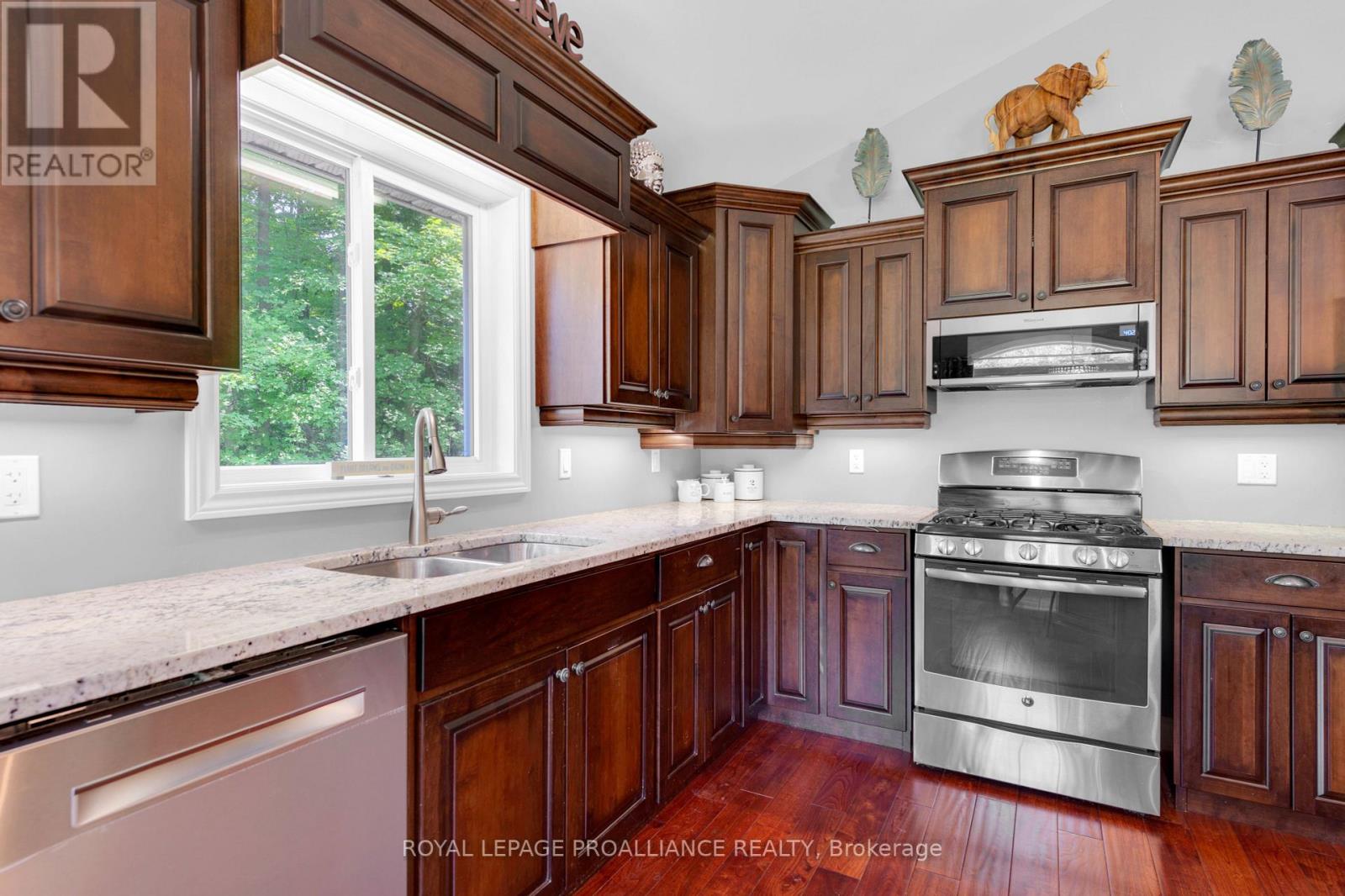 32 VICARI RD