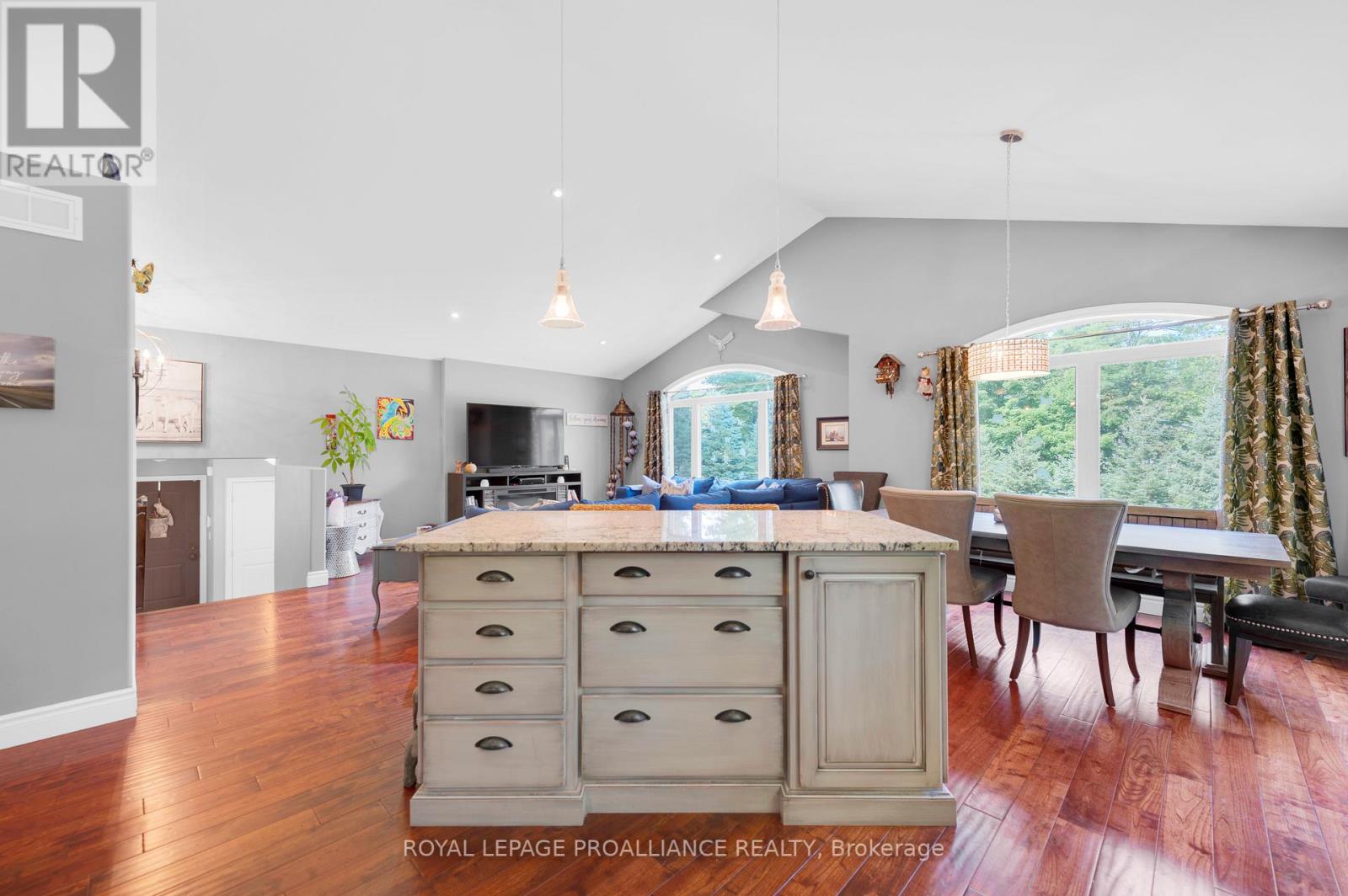 32 VICARI RD