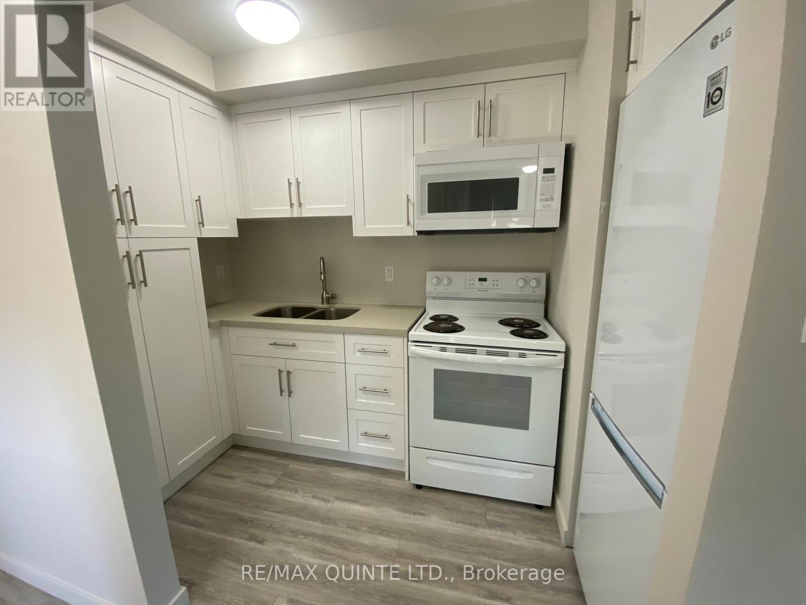 #4 -2 VILLAGE DR, #4
