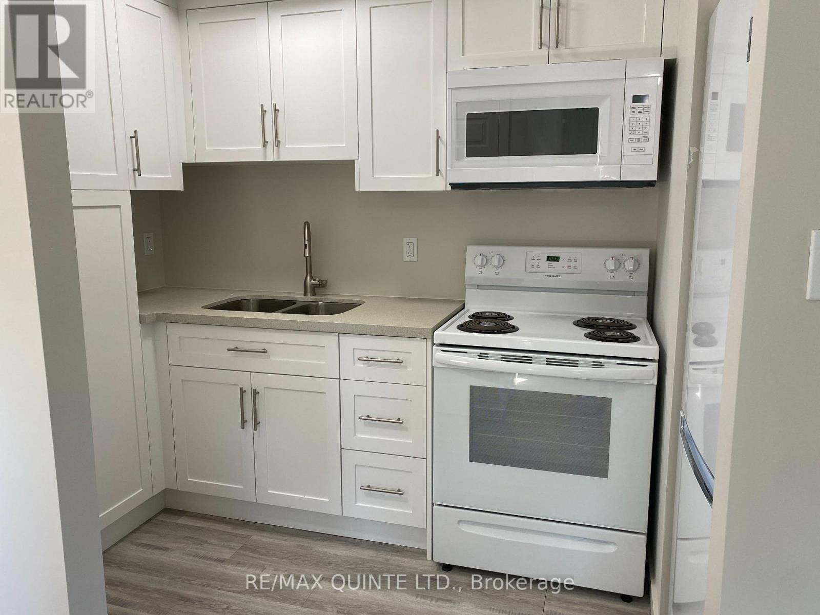 #4 -2 VILLAGE DR, #4