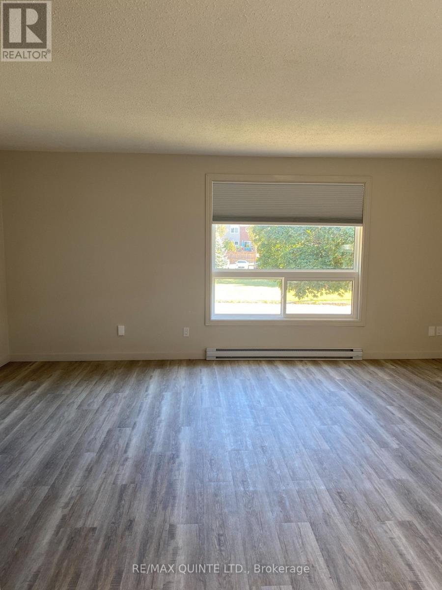 #4 -2 VILLAGE DR, #4