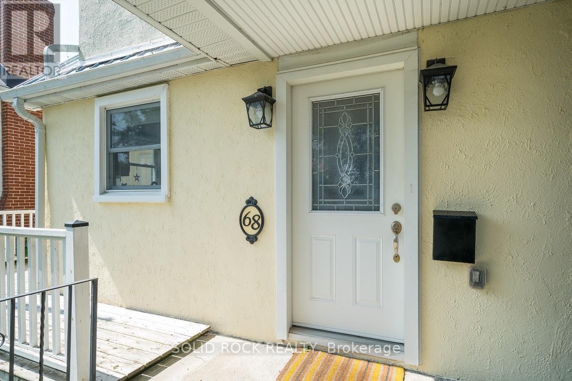 68 MOWAT AVE