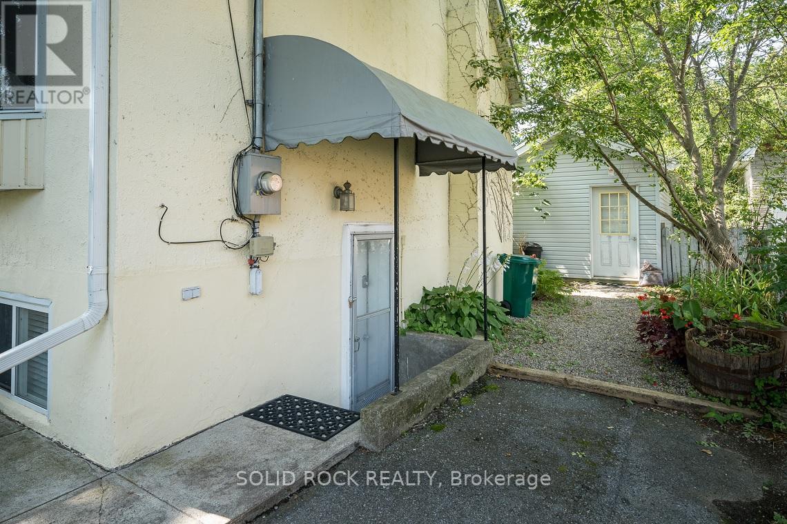 68 MOWAT AVE