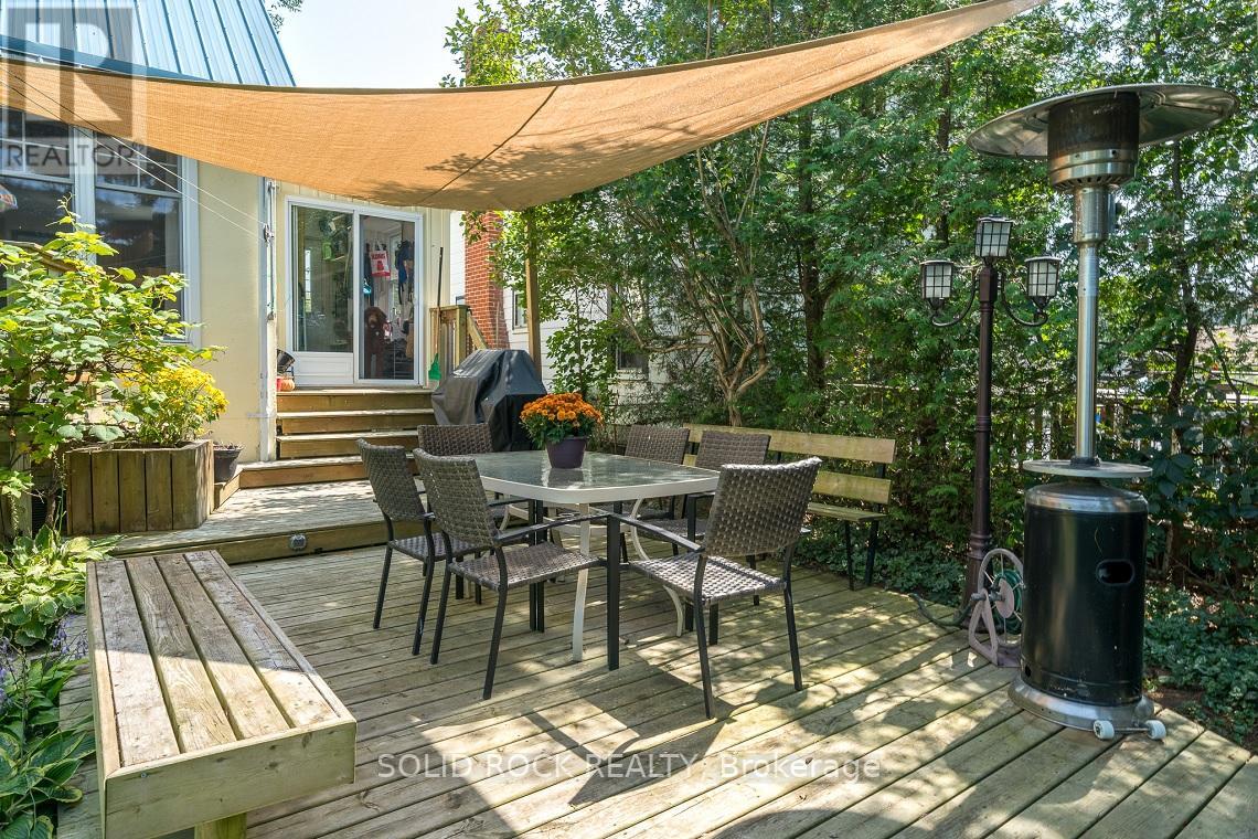 68 MOWAT AVE