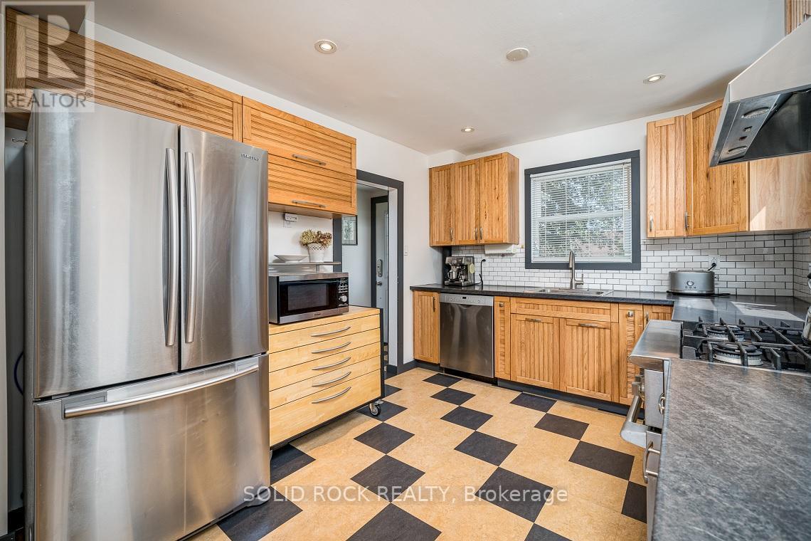 68 MOWAT AVE