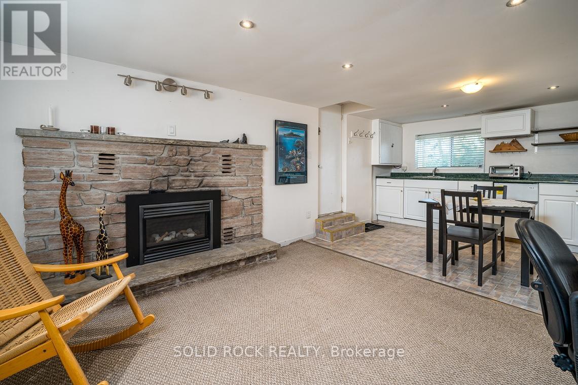 68 MOWAT AVE