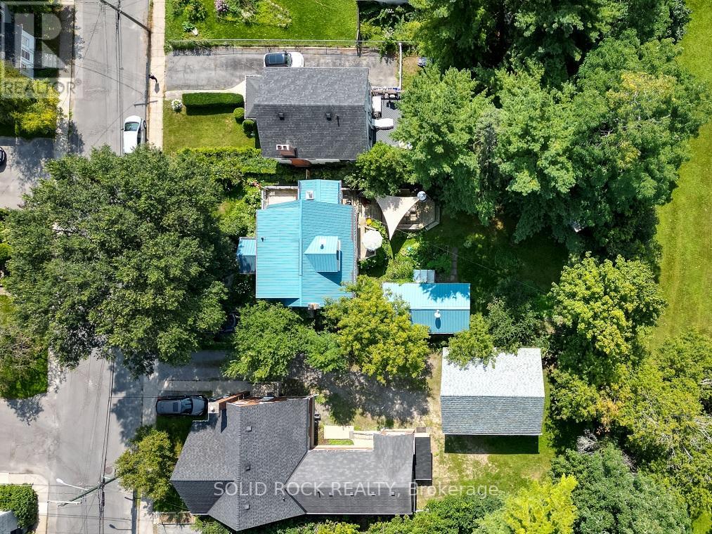 68 MOWAT AVE