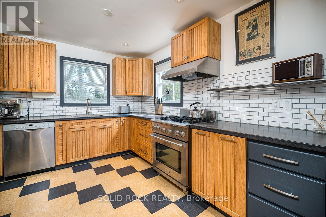 68 MOWAT AVE