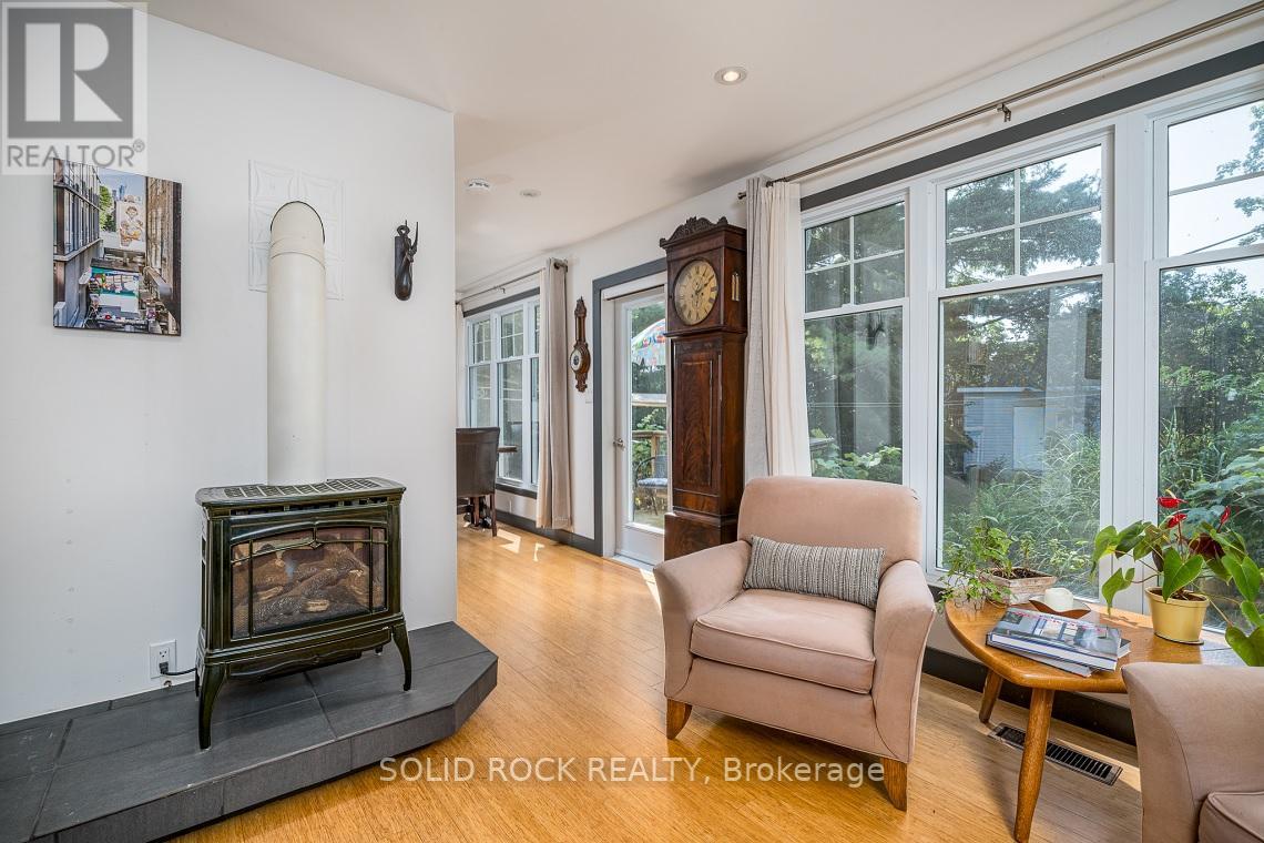 68 MOWAT AVE
