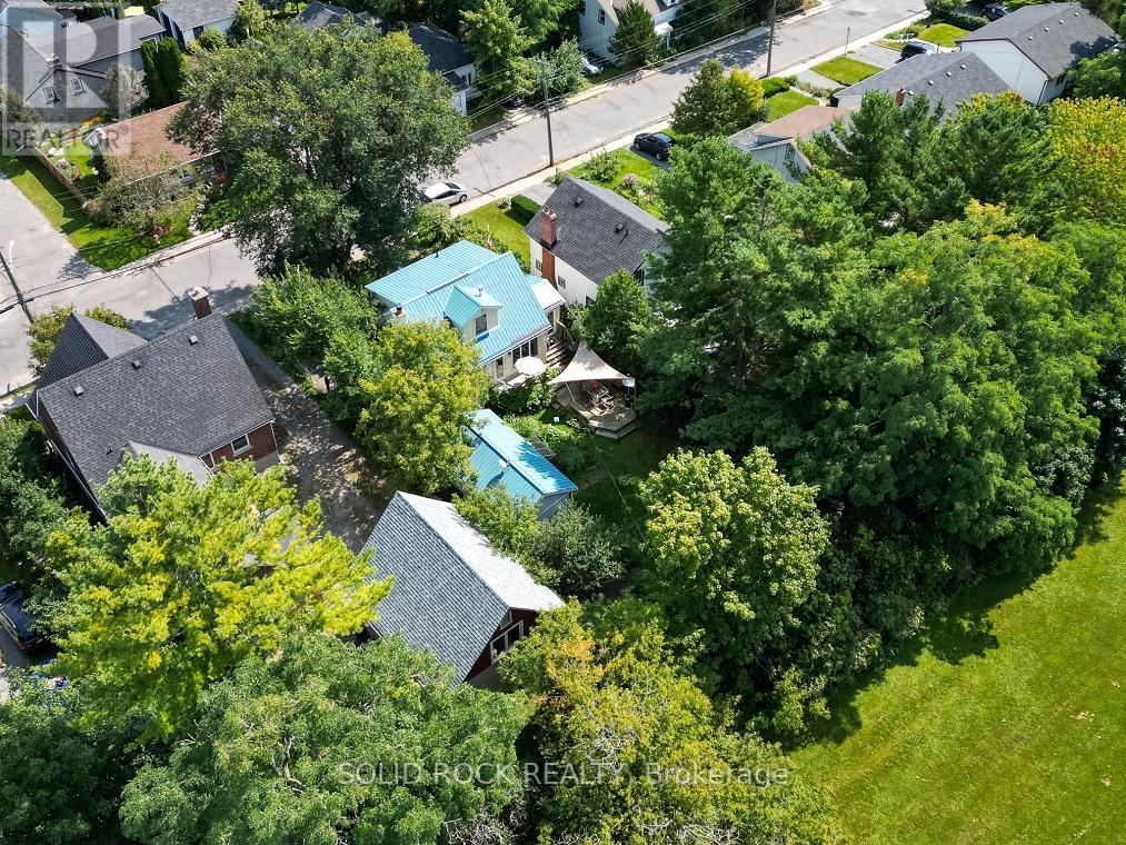 68 MOWAT AVE
