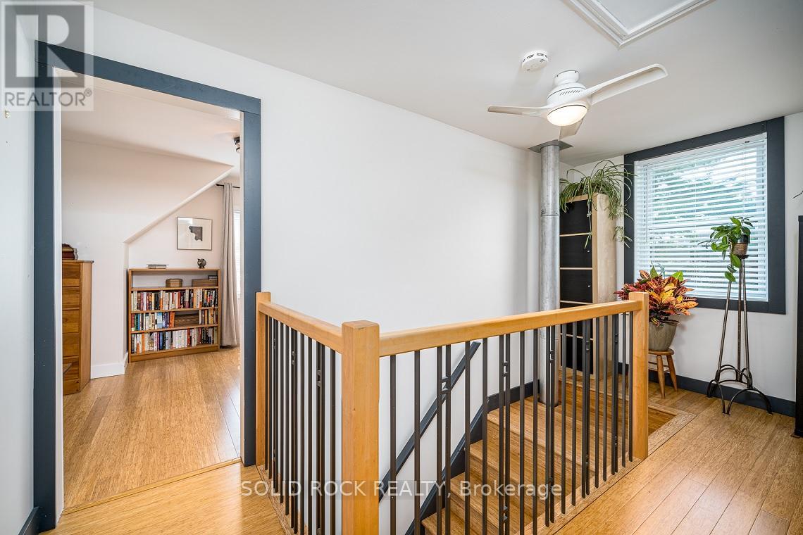 68 MOWAT AVE