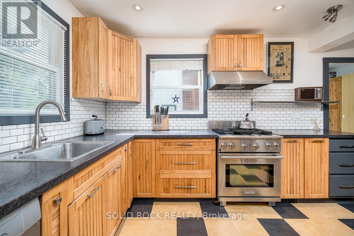 68 MOWAT AVE