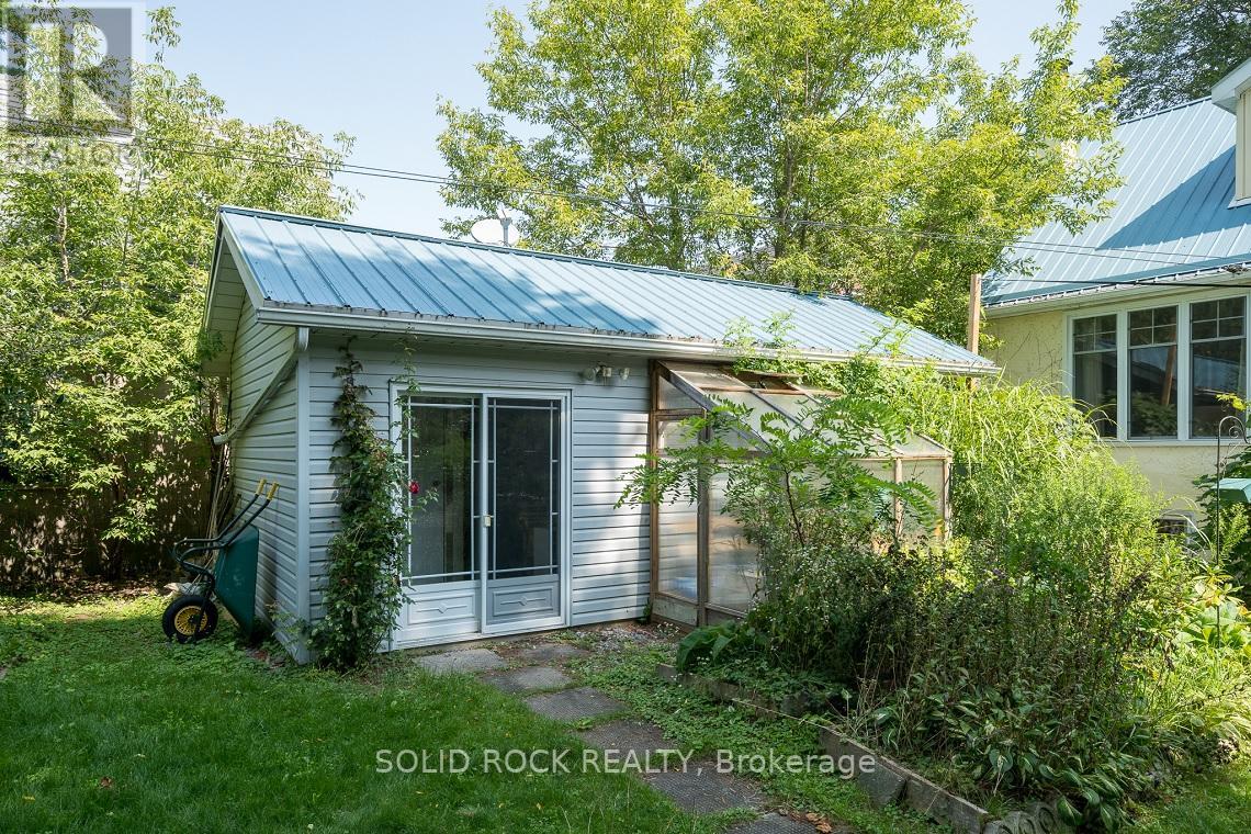 68 MOWAT AVE