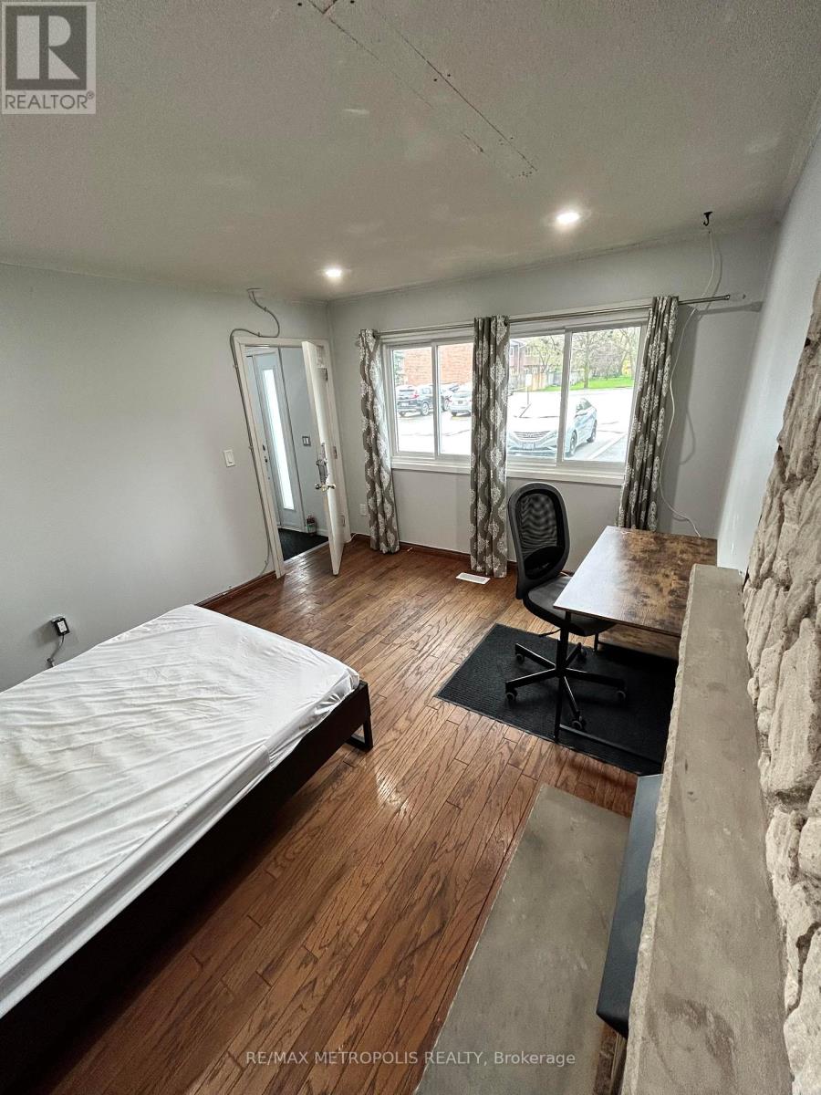 #17 -121 UNIVERSITY AVE E, #17