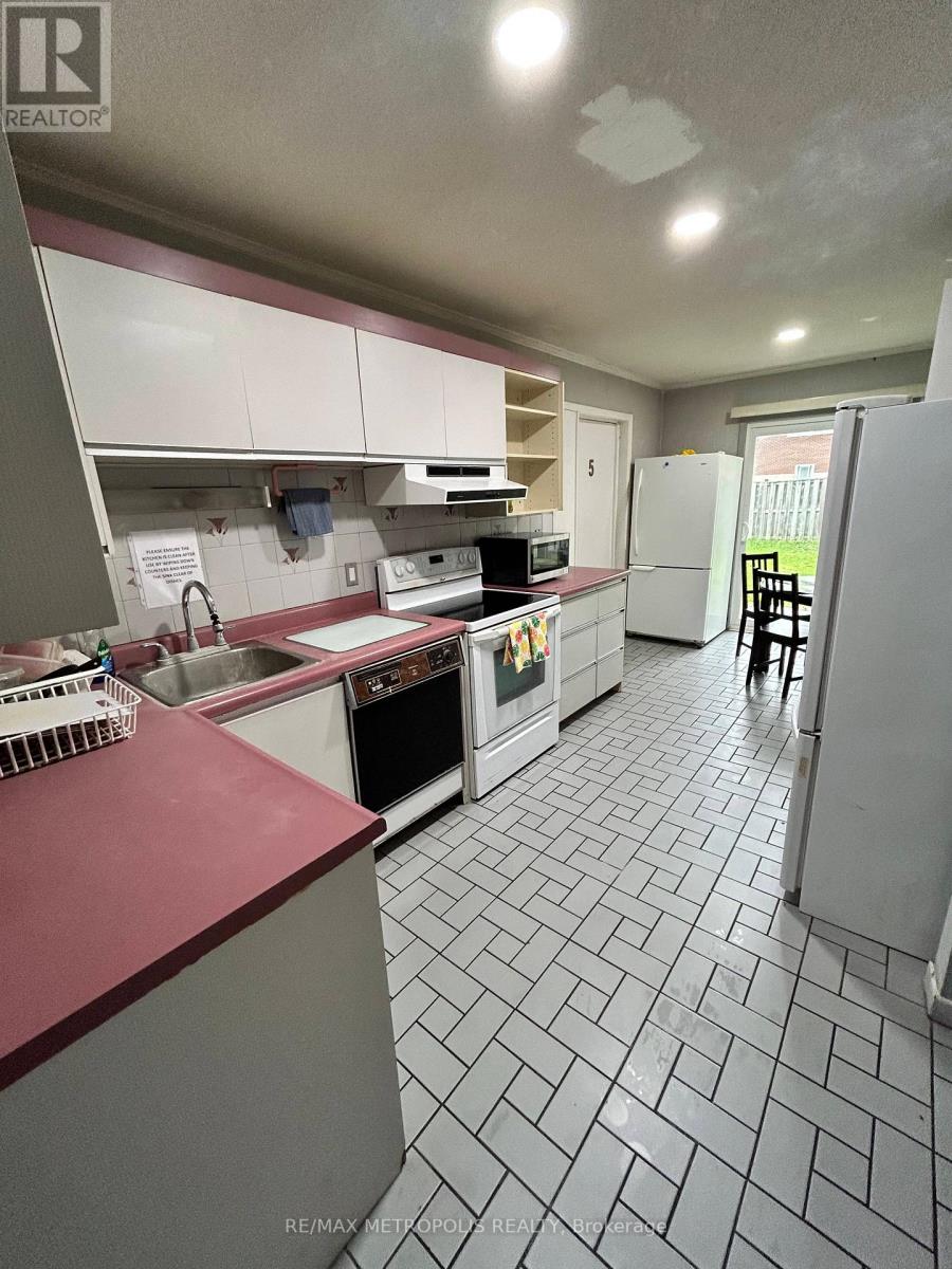 #17 -121 UNIVERSITY AVE E, #17