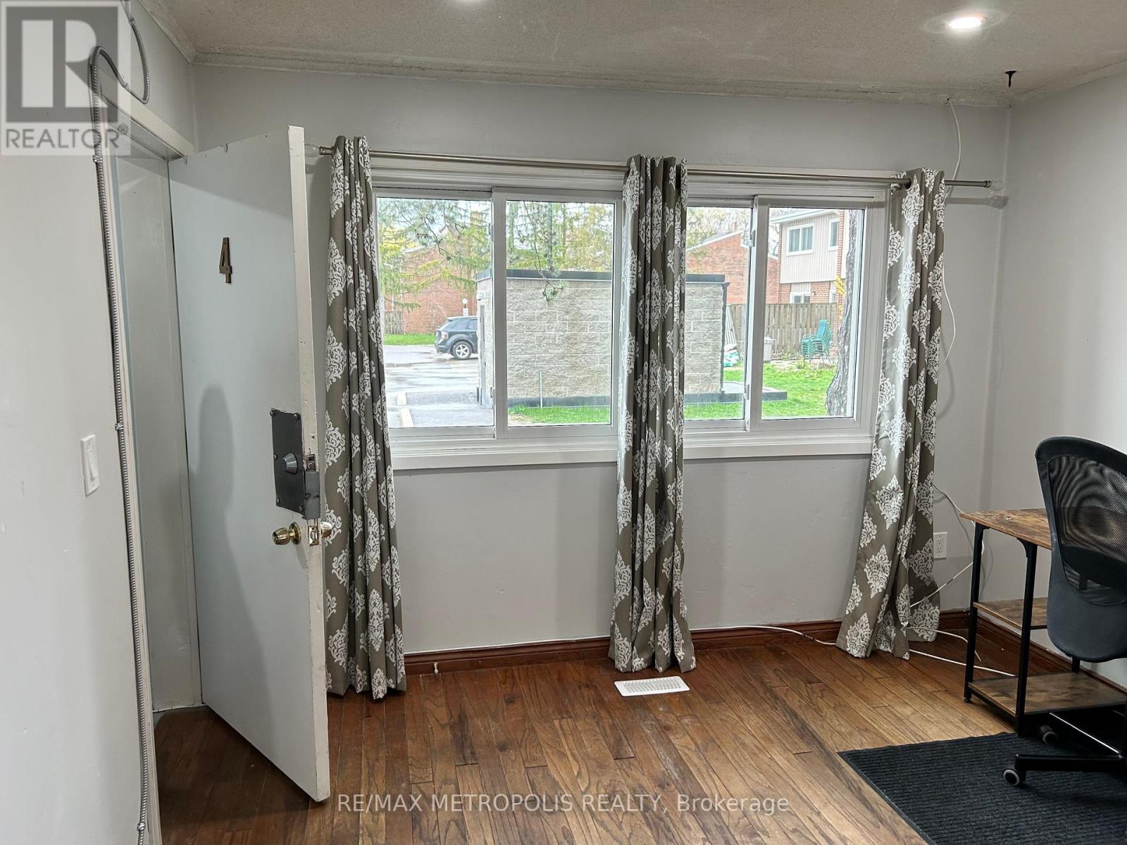 #17 -121 UNIVERSITY AVE E, #17