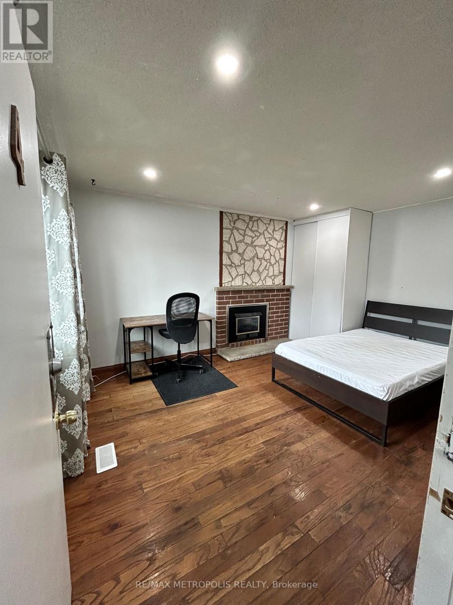 #17 -121 UNIVERSITY AVE E, #17