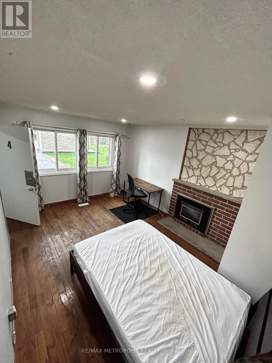 #17 -121 UNIVERSITY AVE E, #17
