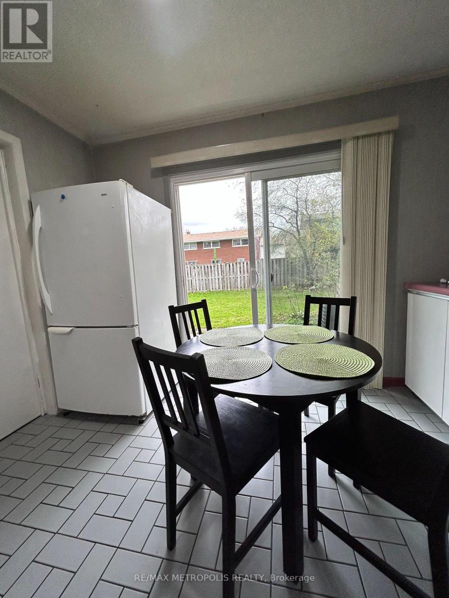 #17 -121 UNIVERSITY AVE E, #17