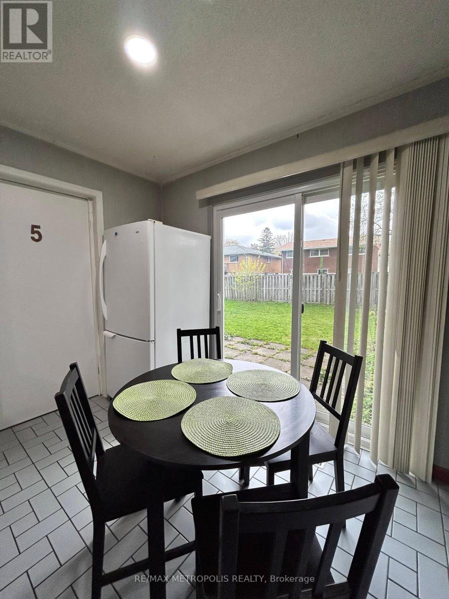 #17 -121 UNIVERSITY AVE E, #17