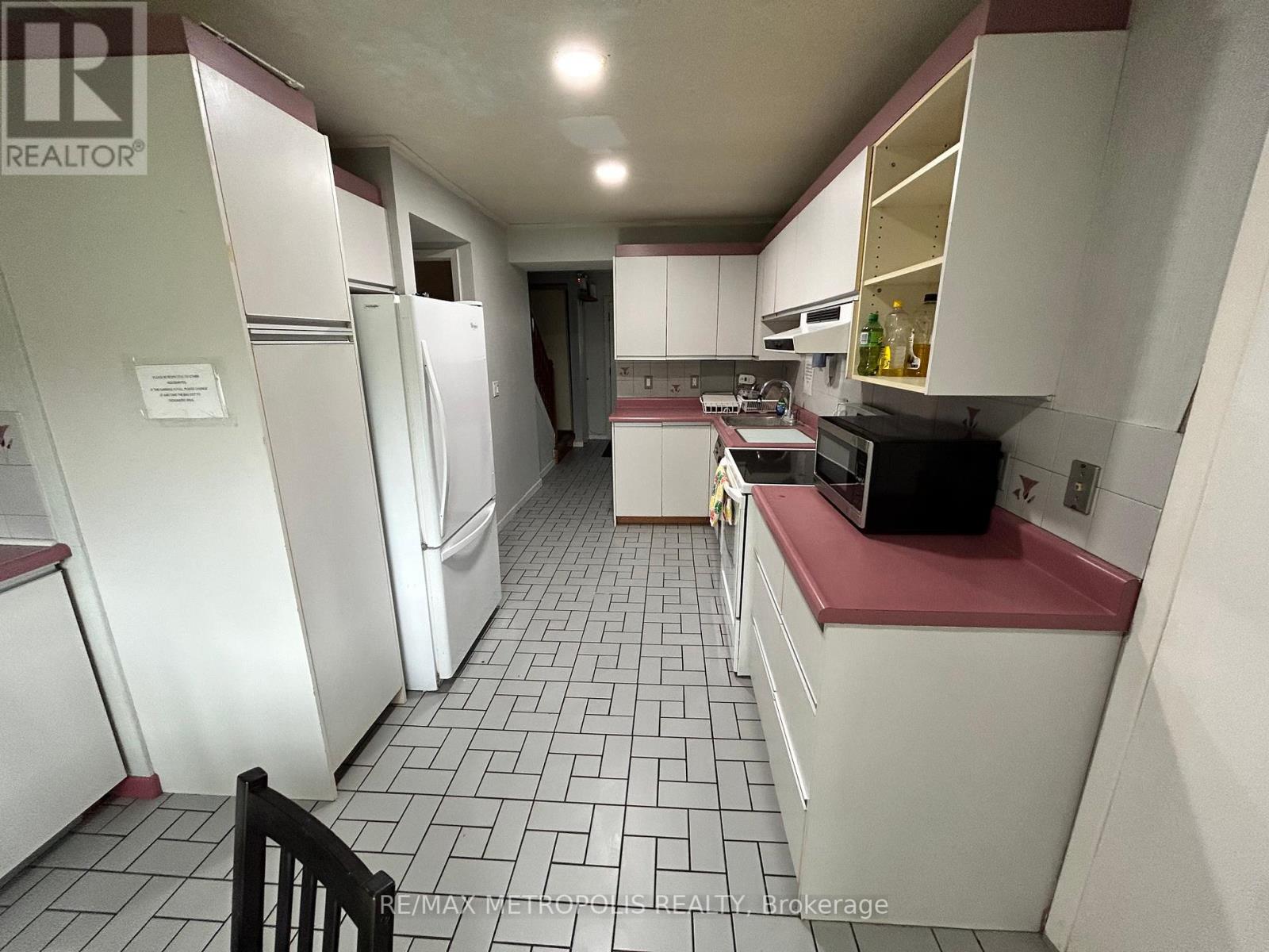 #17 -121 UNIVERSITY AVE E, #17