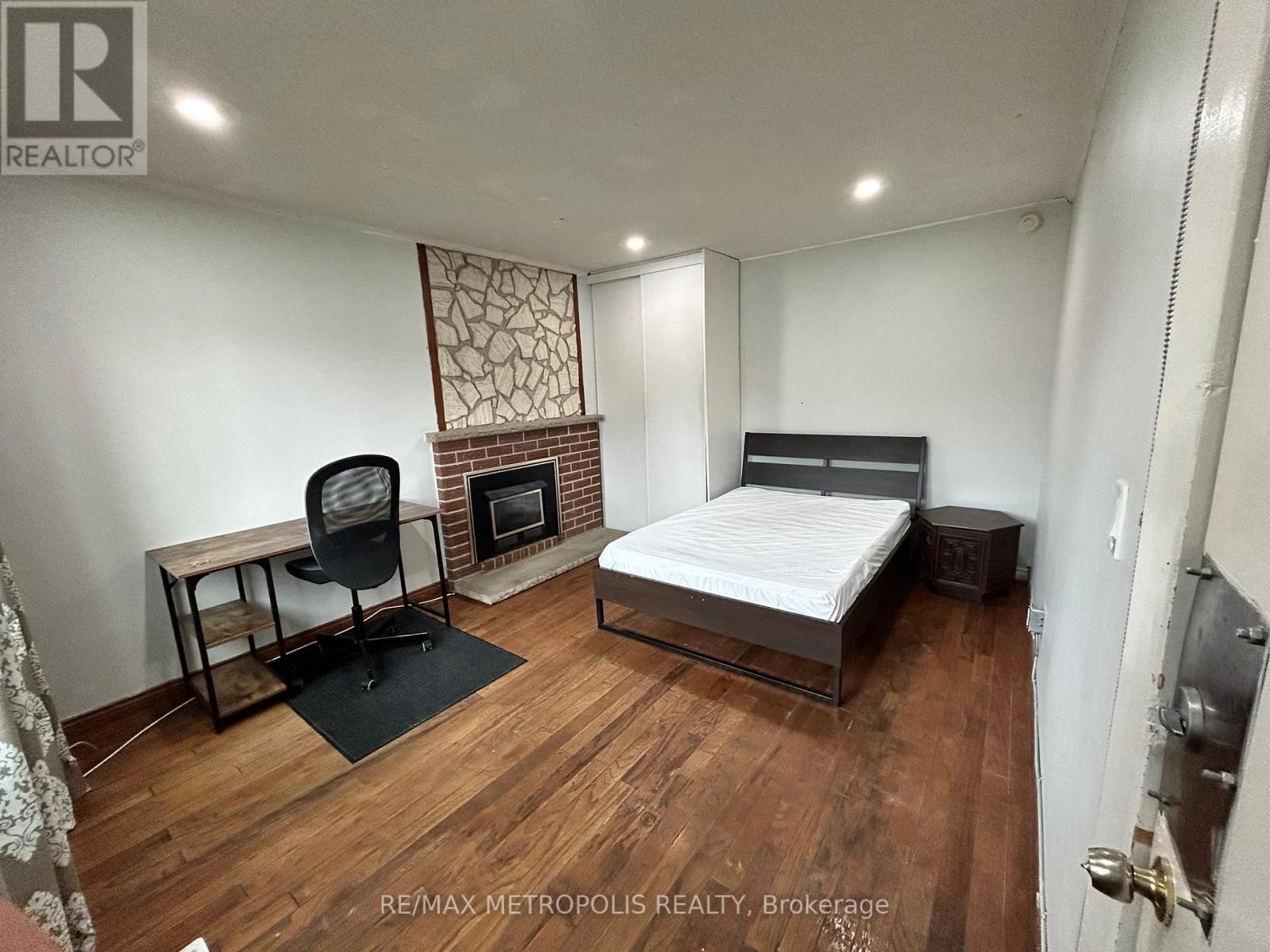 #17 -121 UNIVERSITY AVE E, #17