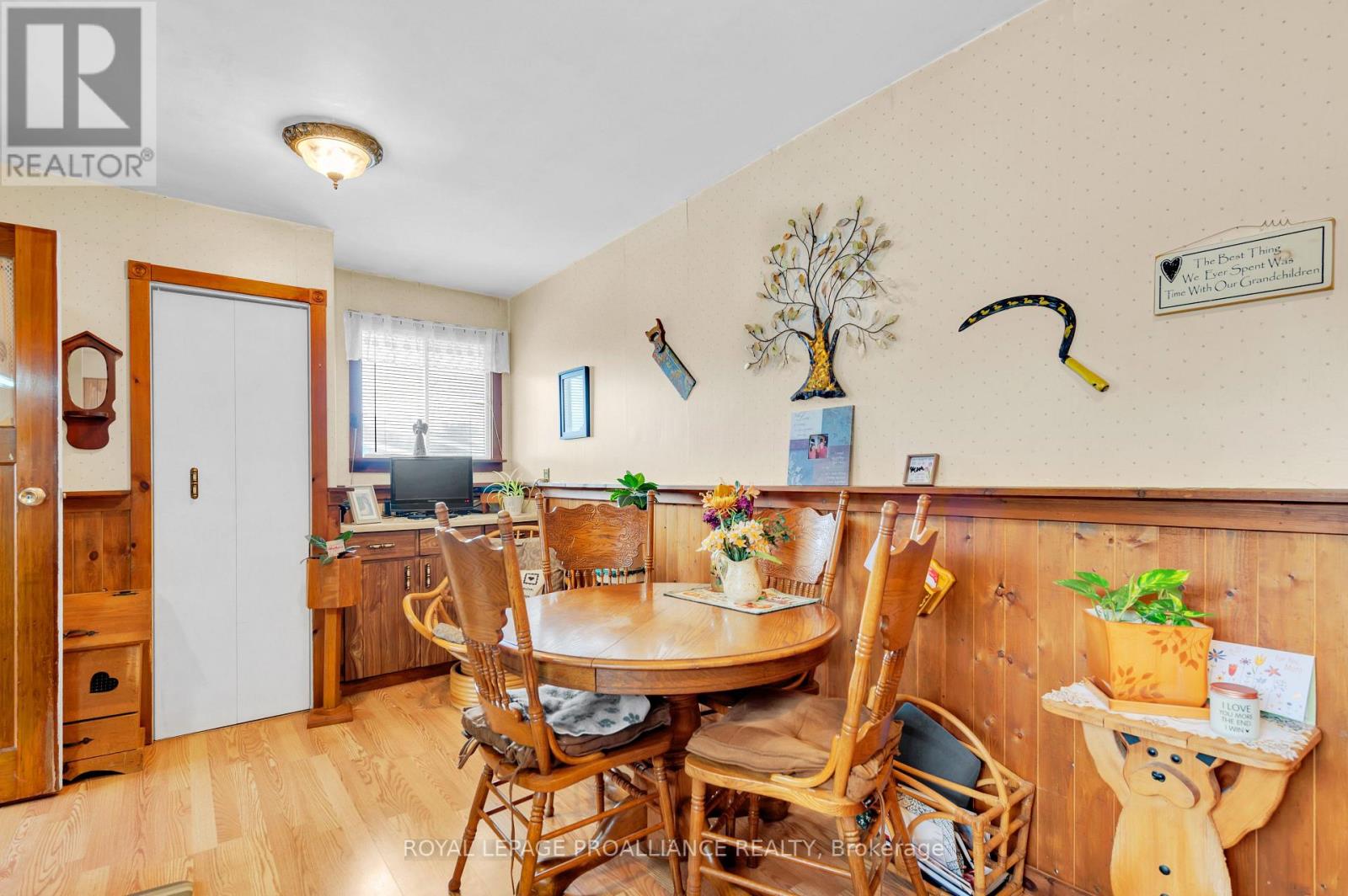 11 ELGIN ST E