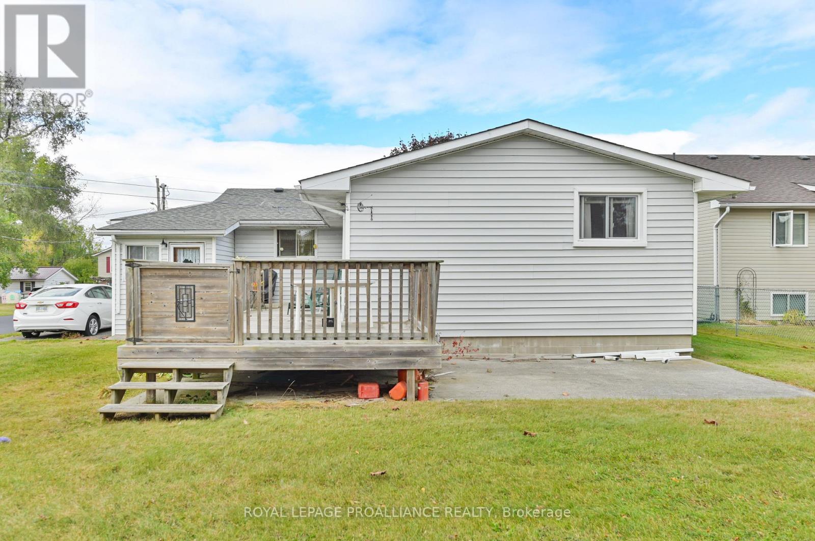 11 ELGIN ST E