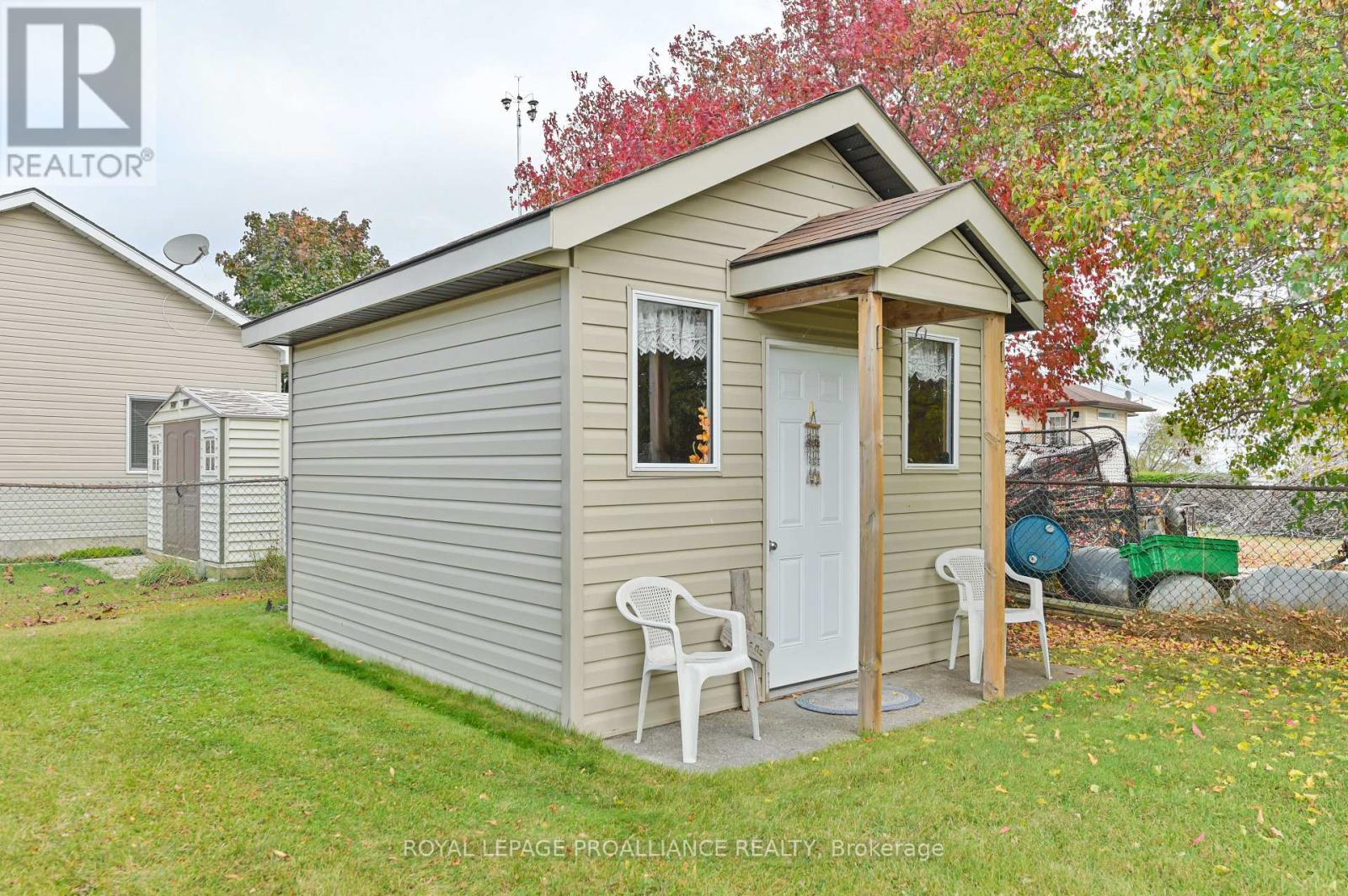 11 ELGIN ST E