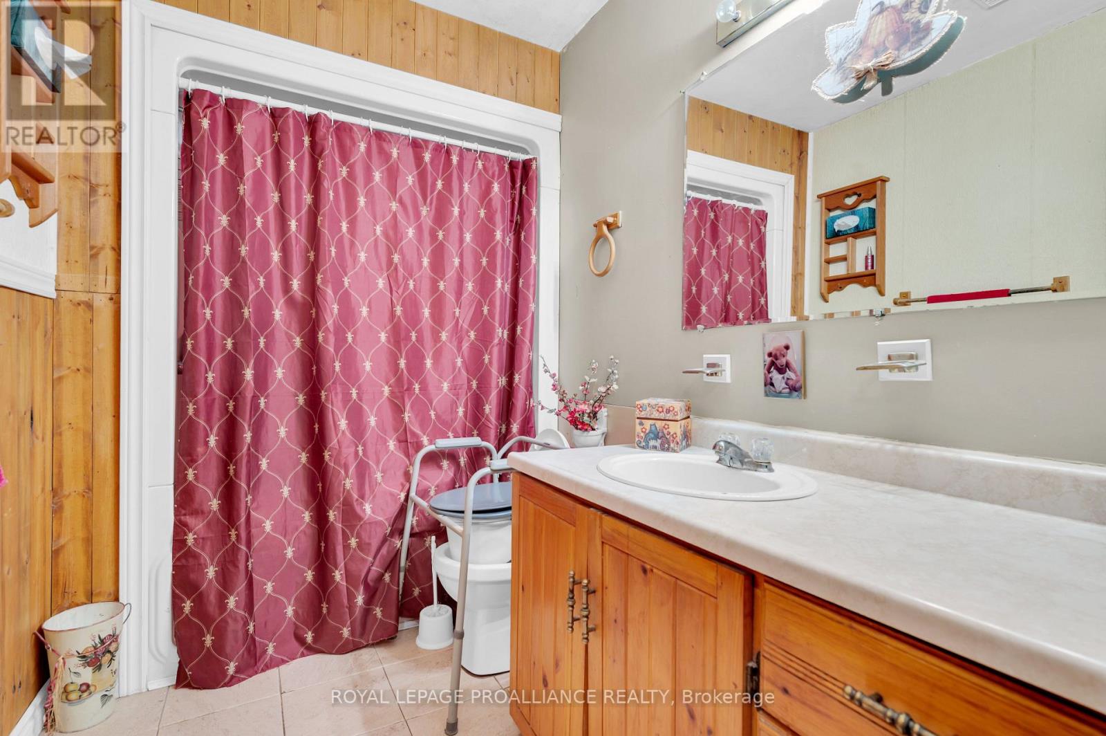 11 ELGIN ST E