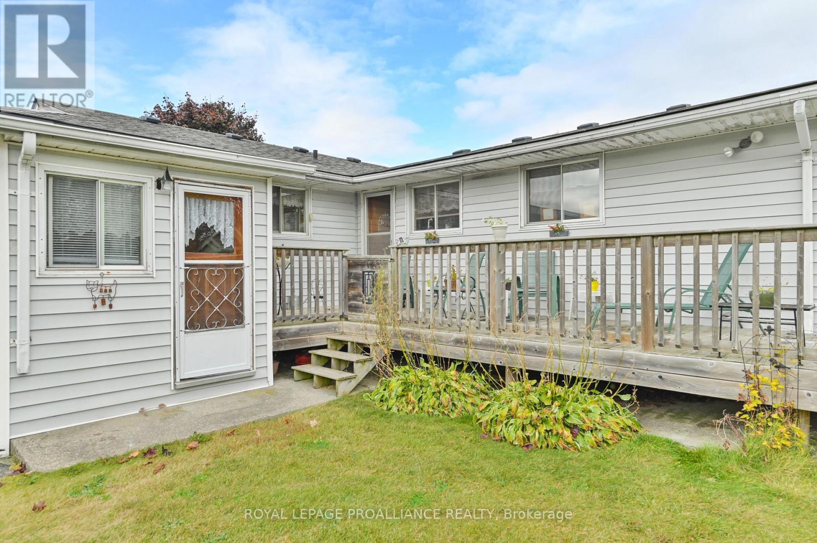 11 ELGIN ST E