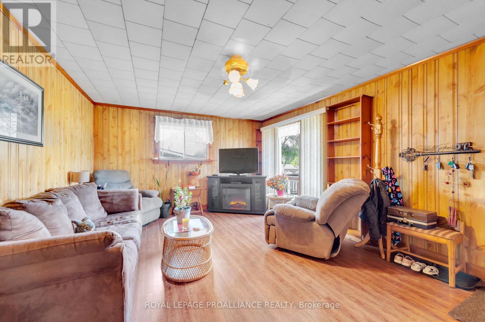 11 ELGIN ST E