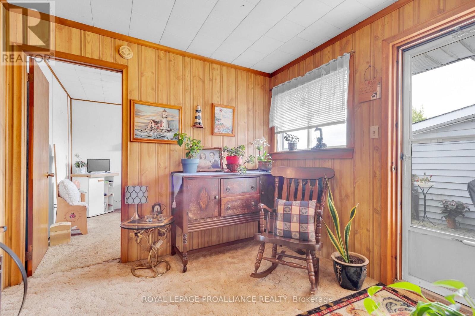 11 ELGIN ST E