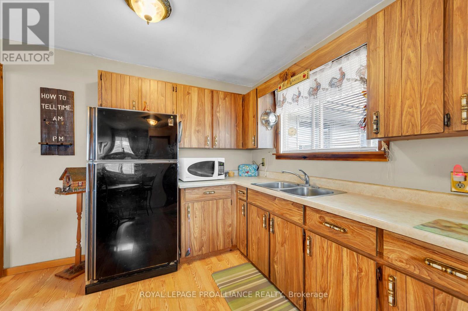 11 ELGIN ST E